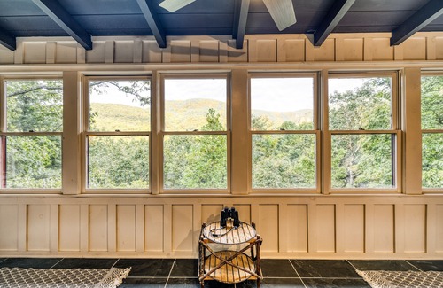 Cherry Log Cabin | HUGE VIEWS, 10 min. to Blue Ridge, Spa Bathrooms, Hot Tub, Fire Pit, Arcade Game