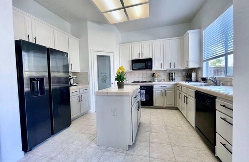West Sacramento House | Huge w/Pool & BBQ, Family & Pet friendly, Garage