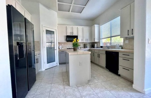 West Sacramento House | Huge w/Pool & BBQ, Family & Pet friendly, Garage