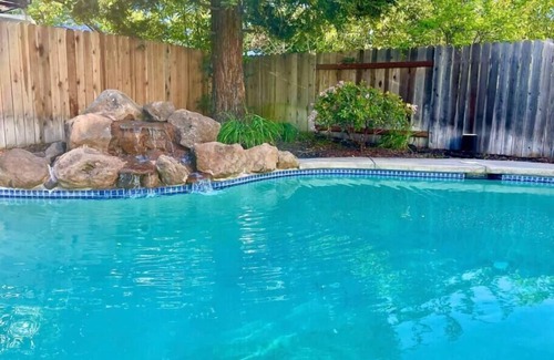 West Sacramento House | Huge w/Pool & BBQ, Family & Pet friendly, Garage