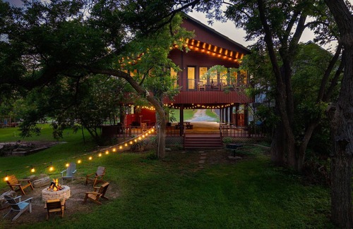 McQueeney House | Huge Waterfront Lodge: Sleeps 30, Perfect for Reunions & Retreats!