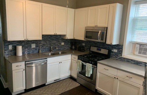 Wrigleyville House | Huge Wrigleyville Beauty -10 beds and 5 baths in the heart of it all!