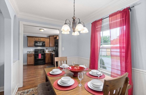 Clarksville House | Huge Yard & Patio, Near Downtown - Sage Cottage