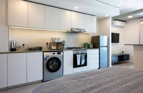 Hillhead Apartment | Hugos Seaside Haven E210