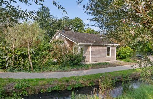 Grou House | Huis Mosk heeft grote tuin op het zuiden en nabij meer