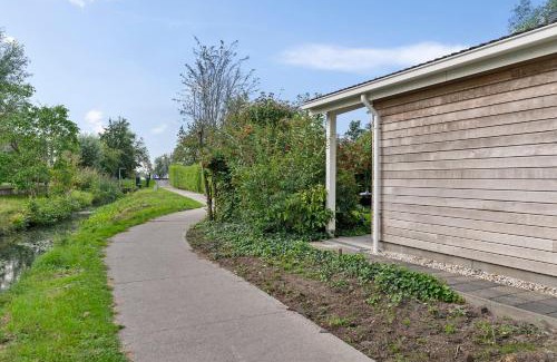 Grou House | Huis Mosk heeft grote tuin op het zuiden en nabij meer