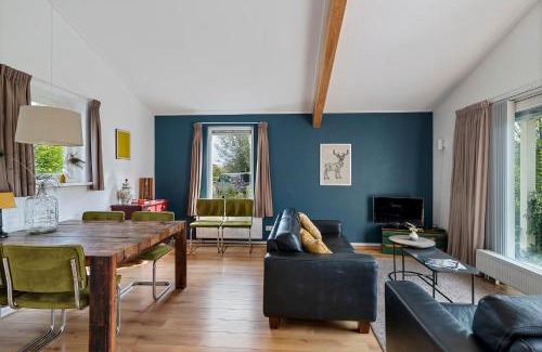 Grou House | Huis Mosk heeft grote tuin op het zuiden en nabij meer