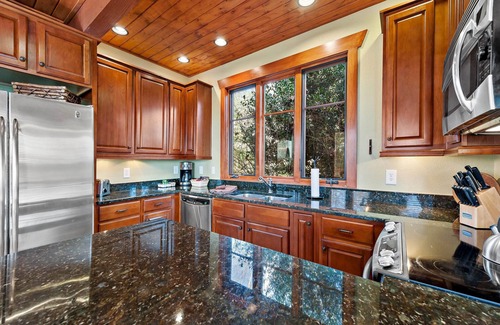 Nebo Cabin | Hully Gully | Luxury Cabin with Hot Tub, Year-round Views & Access to Lake James!