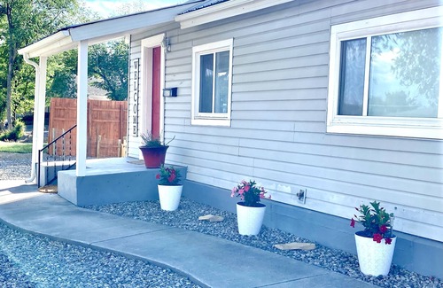Montrose House | Humble Haven Bungalow - walking distance to breweries, restaurants and shopping!
