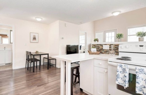 McKenzie Towne House | "Hummingbird" 2 Bed Carriage House with 3 beds!