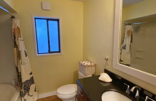 Salt Spring Island House | Hummingbird Backpackers B&B (Entire Room With 4 Beds)