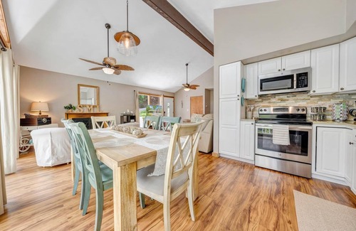 Moneta Cottage | Hummingbird Cottage- charming cottage in quiet cove close to Bridgewater!