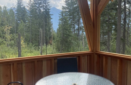 Golden Cabin | Hummingbird Haven Charming Cabin in the Mountains