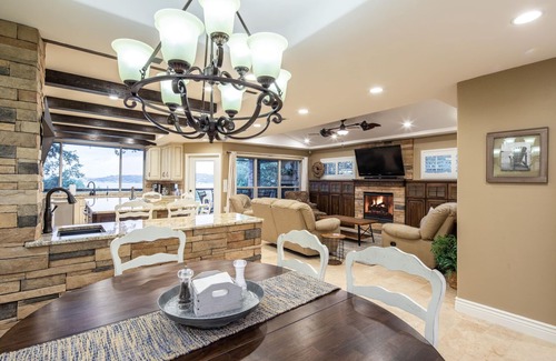 Canyon Lake House | Hummingbird Hideaway - Canyon Lake Waterfront with pool and hot tub!