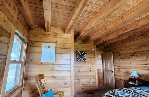 Howard Cabin | Hummingbird Hideaway is the perfect relaxing mountain retreat! Close to PSU!