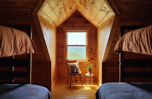 Howard Cabin | Hummingbird Hideaway is the perfect relaxing mountain retreat! Close to PSU!