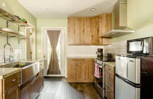 Swiss Manor Apartment | Hummingbird House (Unit B)