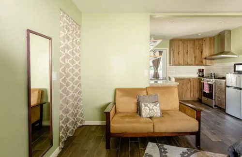 Swiss Manor Apartment | Hummingbird House (Unit B)