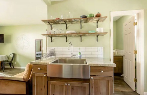 Swiss Manor Apartment | Hummingbird House (Unit B)