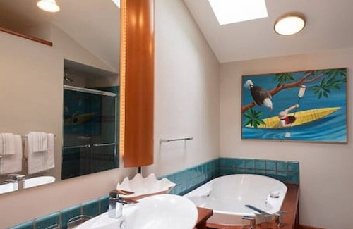 Bowen Island House | Hummingbird Hut · Adorable ocean, mountain & forest view guest suite