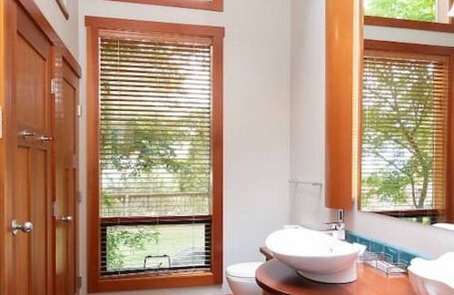 Bowen Island House | Hummingbird Hut · Adorable ocean, mountain & forest view guest suite