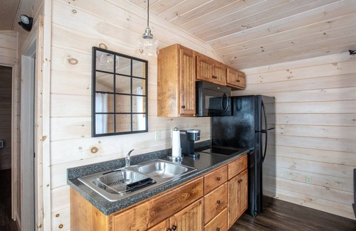 North Sebago Villa | Hummingbird Limit 3 1 Bedroom Cabin