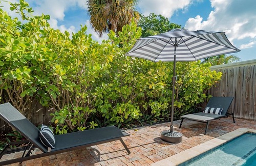 Sunshine Park House | Hummingbird Private Heated Pool Cottage Downtown, The Square, Beach!
