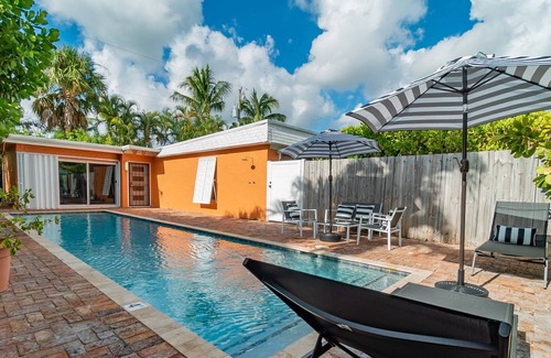 Sunshine Park House | Hummingbird Private Heated Pool Cottage Downtown, The Square, Beach!