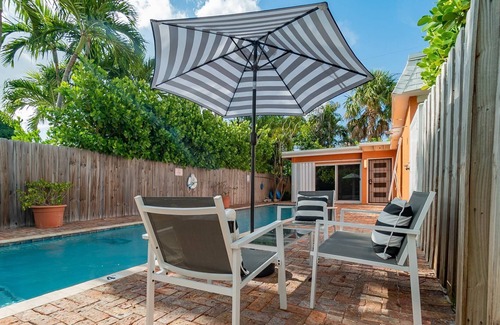 Sunshine Park House | Hummingbird Private Heated Pool Cottage Downtown, The Square, Beach!