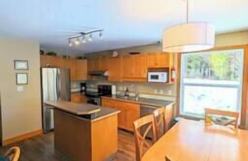 East Kootenay House | Hummingbird Suite Walk to Base of Ski Hill