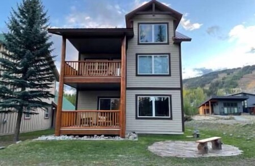 East Kootenay House | Hummingbird Suite Walk to Base of Ski Hill