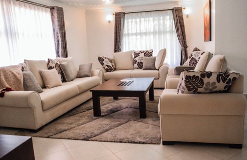 Athi River House | Humongous 5BR Bungalow with Private Pool near JKIA – Greenpark, Athi River