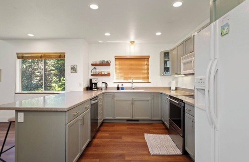 Bigfork House | Hungry Deer Hideaway with Mountain Views