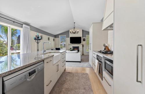 Papamoa Beach House | Hunter Lodge - Papamoa Beach Holiday Home
