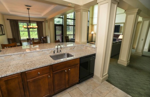 Hunter Condo | Hunter Mountain 2BR Penthouse | Vaulted Ceilings