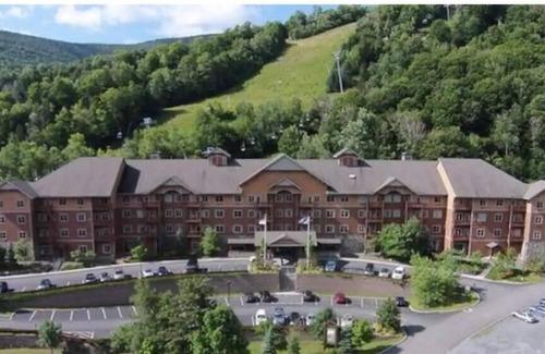 Hunter Condo | Hunter Mtn Slopeside Ski Resort w HotTub Fireplace Heated Pool Restaurant