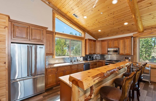 Castle Glen Estates Cabin | Hunter's Lakeview: Luxury Log Style Lodge in Castle Glen with Unobstructed Views! Game & Movie Rooms!