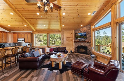 Castle Glen Estates Cabin | Hunter's Lakeview: Luxury Log Style Lodge in Castle Glen with Unobstructed Views! Game & Movie Rooms!