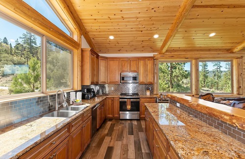 Castle Glen Estates Cabin | Hunter's Lakeview: Luxury Log Style Lodge in Castle Glen with Unobstructed Views! Game & Movie Rooms!
