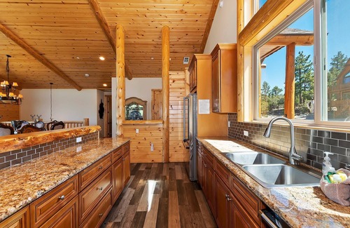 Castle Glen Estates Cabin | Hunter's Lakeview: Luxury Log Style Lodge in Castle Glen with Unobstructed Views! Game & Movie Rooms!