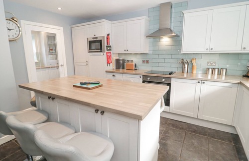 Tyn-y-Gongl Cottage | HUNTERS COTTAGE, pet friendly, country holiday cottage in Benllech