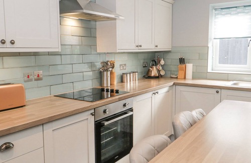 Tyn-y-Gongl Cottage | HUNTERS COTTAGE, pet friendly, country holiday cottage in Benllech
