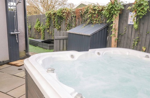 Tyn-y-Gongl Cottage | HUNTERS COTTAGE, pet friendly, country holiday cottage in Benllech