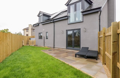 Tyn-y-Gongl Cottage | HUNTERS COTTAGE, pet friendly, country holiday cottage in Benllech