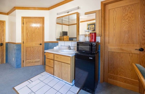 Hot Springs House | Hunters Lodge in Custer