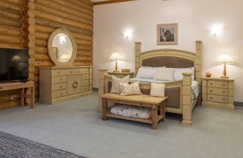 Hot Springs Cabin | Hunters Lodge in Custern18+ guests - 8 bedrooms - 18 beds - 6 baths