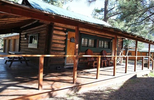 Greer House | "Hunters Retreat" a Rustic Cabin in the Pines. Pet Friendly