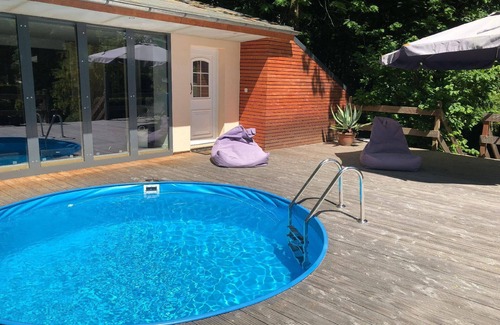 Rabenstein House | "Hunting lodge" holiday home with communal pool