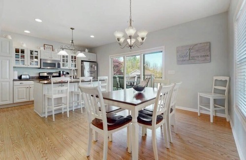 South Haven House | Huron Cottage, 3 Bedroom Near Downtown South Haven and Beach | Dog Pet Friendly