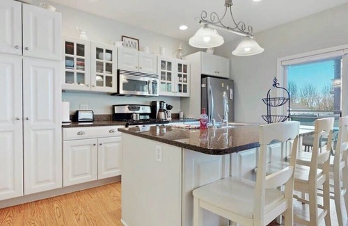 South Haven House | Huron Cottage, 3 Bedroom Near Downtown South Haven and Beach | Dog Pet Friendly